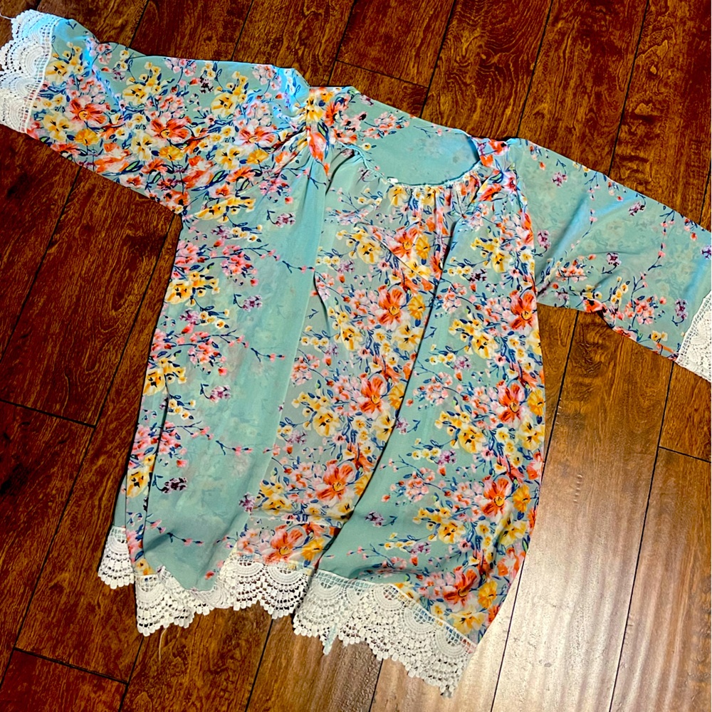 Women’s floral Kimono.